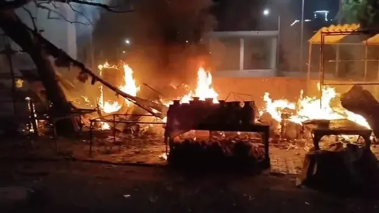 गाजियाबाद: हिंडन न्यू बस स्टैंड के पास वर्कशॉप में भीषण आग, तीन गाड़ियां जलकर राख