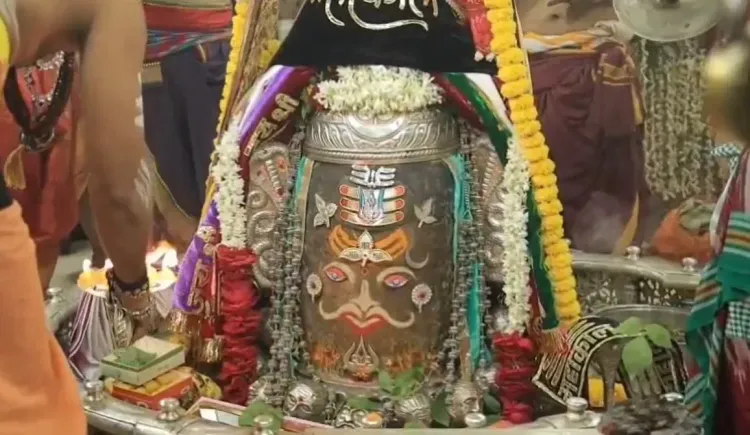 महाकाल की भस्म आरती: वैष्णव तिलक और बेल पत्रों से सजे बाबा, उज्जैन में उमड़ा श्रद्धालुओं का जनसैलाब