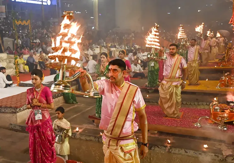 वाराणसी: 64 दिन बाद दशाश्वमेध घाट पर गंगा आरती बहाल, काशी के 84 घाट फिर से आपस में जुड़े
