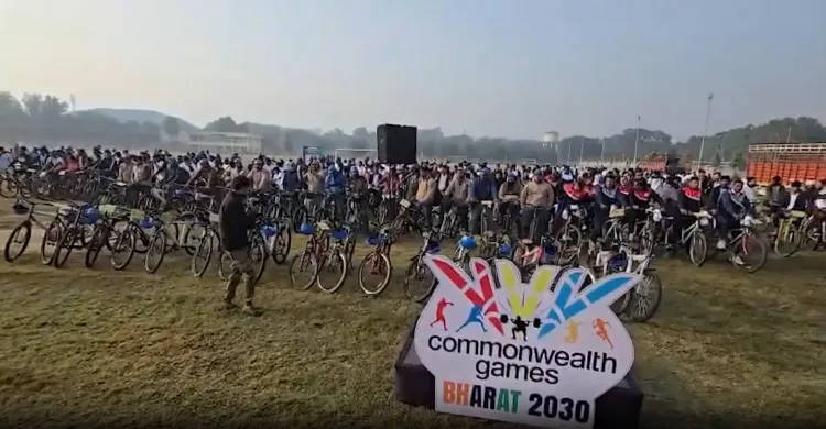 क्या वाराणसी में साइकिल रैली का आयोजन हुआ, जिसमें मंत्री दयाशंकर मिश्रा और पद्म विभूषण राजन मिश्रा शामिल हुए?