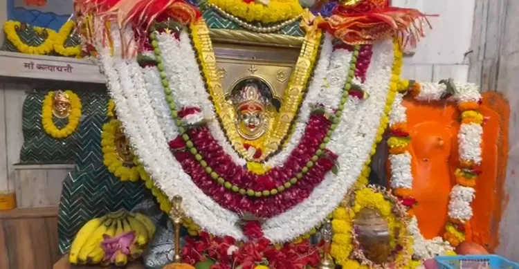 क्या शिव की नगरी काशी में गूंज रहे माता के जयकारे? नवरात्रि के तीसरे दिन मां चंद्रघंटा के दर्शन के लिए पहुंचे श्रद्धालु