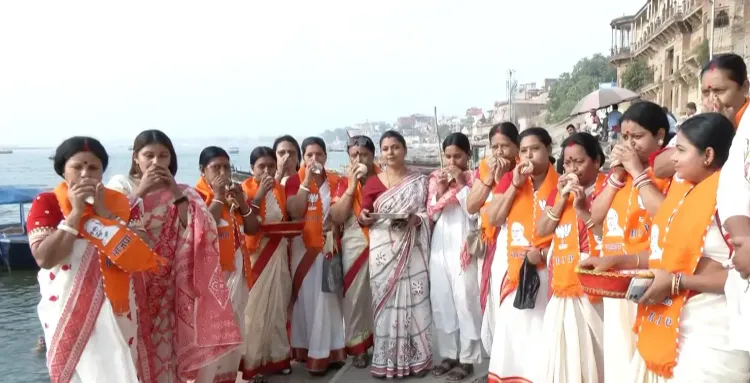 वाराणसी में पीएम मोदी के स्वागत पर बंगाली महिलाओं ने गंगा घाट पर किया शंखनाद