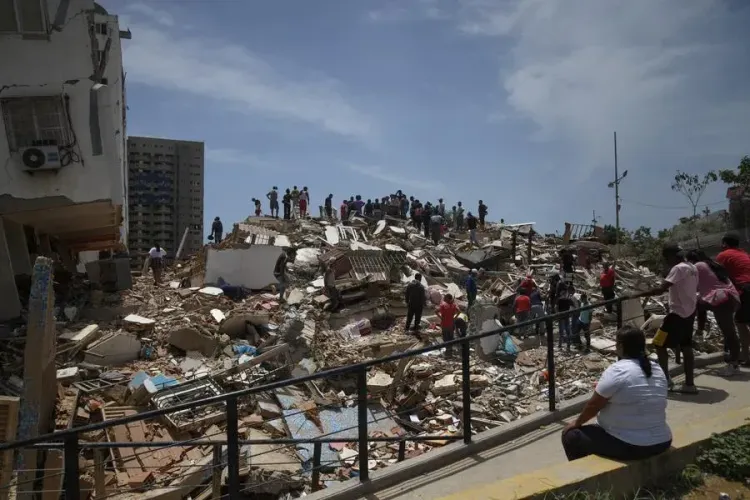 Venezuela militarises La Guaira after twin quakes kill 920