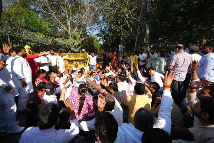 दिल्ली विधानसभा में विपक्षी विधायकों के प्रवेश पर रोक के खिलाफ ‘आप’ का जोरदार प्रदर्शन