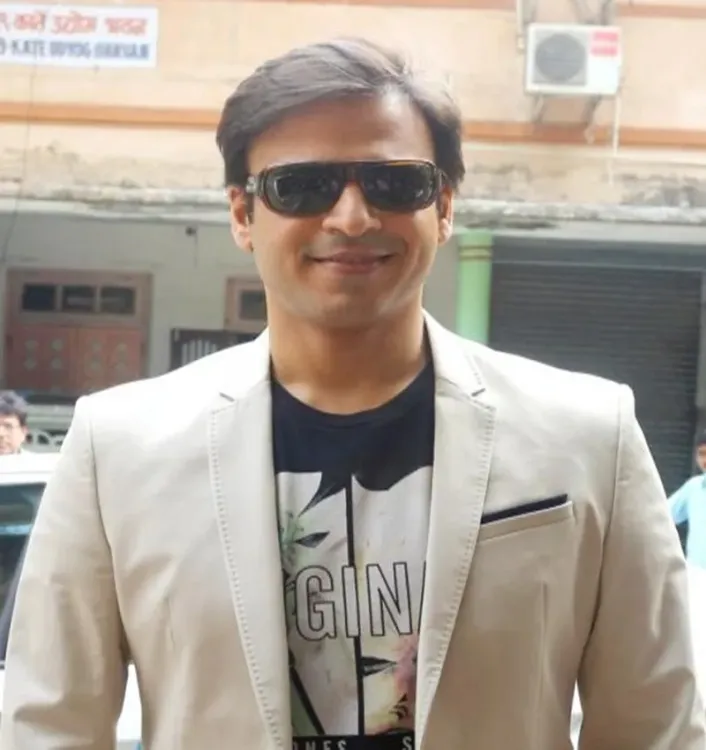 Did Vivek Oberoi Just Dedicate Friendship Day to Friends and Family?