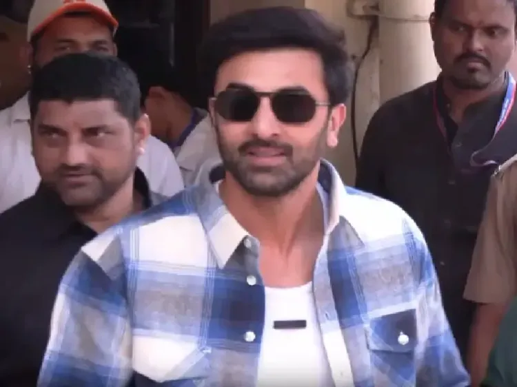 क्या बीएमसी चुनाव में रणबीर कपूर, पद्मिनी कोल्हापुरे और शबाना आजमी ने मतदान किया?