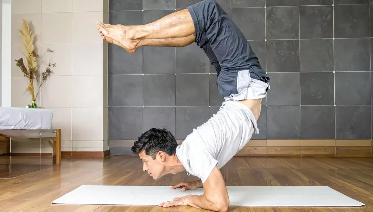 वृश्चिकासन: शरीर को बिच्छू जैसी मुद्रा देने वाला उन्नत योगासन, जानें 5 बड़े फायदे