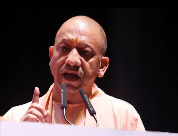 सीएम योगी का स्वास्थ्य नीति पर जोर: बचाव और उपचार का संतुलित समन्वय आवश्यक