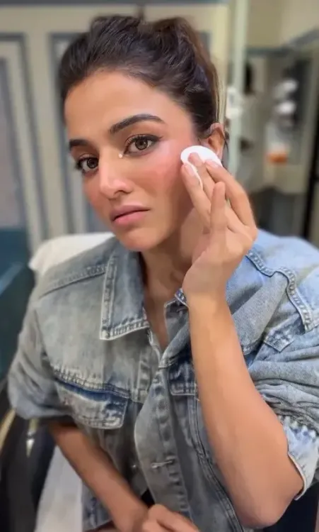 How does Wamiqa Gabbi turn a simple make-up removal into dramatic art?