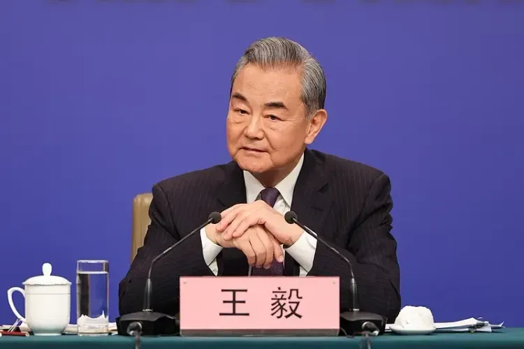 वांग यी और फ्रांसीसी सलाहकार के बीच फोन पर मध्य पूर्व की स्थिति पर चर्चा