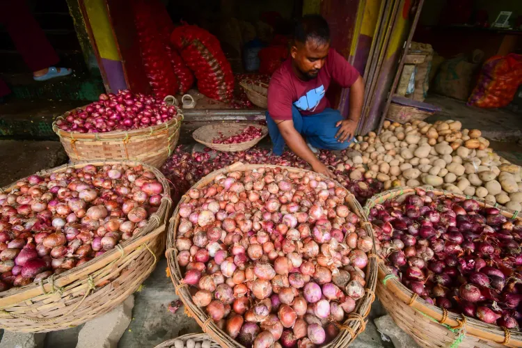 Onion prices hit ₹40-50/kg in India as hoarding, monsoon gap fuel crisis