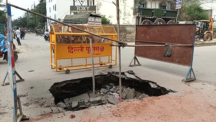 ख्याला चौराहे पर सड़क धंसी, ईंट-लदा ट्रक गड्ढे में फंसा; पश्चिमी दिल्ली में यातायात बाधित