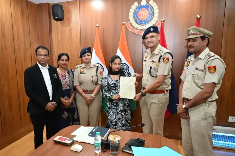 Courageous Woman Defeats Mobile Snatchers, Recognized by Delhi Police