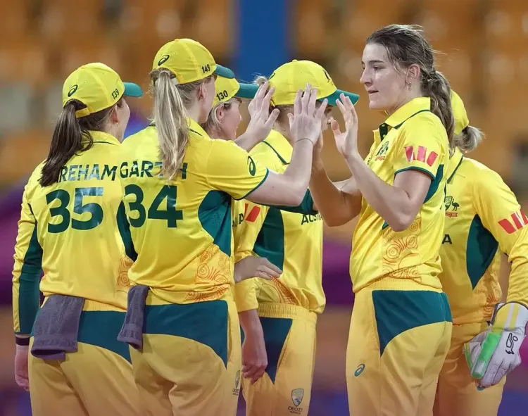 How Did Mooney's Century and Strong Bowling Drive Australia to Victory Against Pakistan?