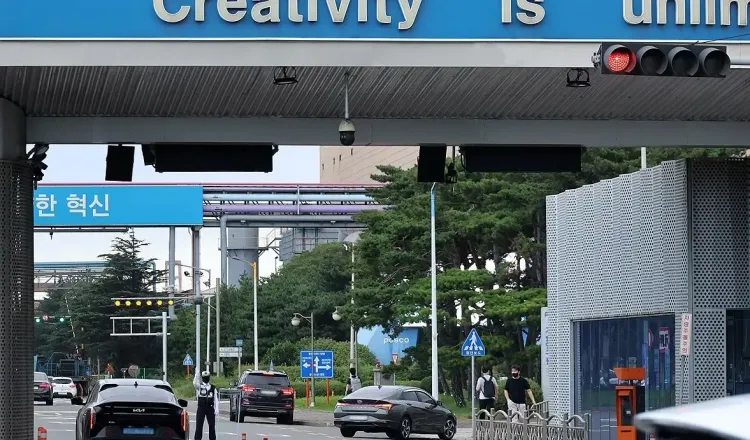 POSCO workers launch second partial strike over 7.1% wage demand