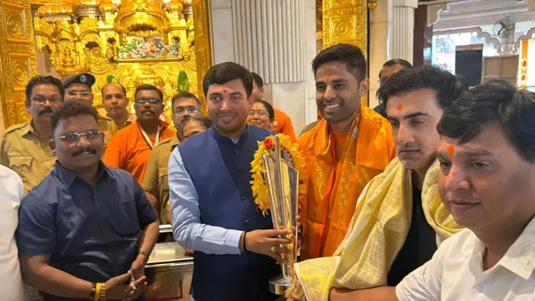 सूर्यकुमार यादव ने वर्ल्ड कप ट्रॉफी के साथ सिद्धिविनायक मंदिर में बप्पा का आशीर्वाद लिया