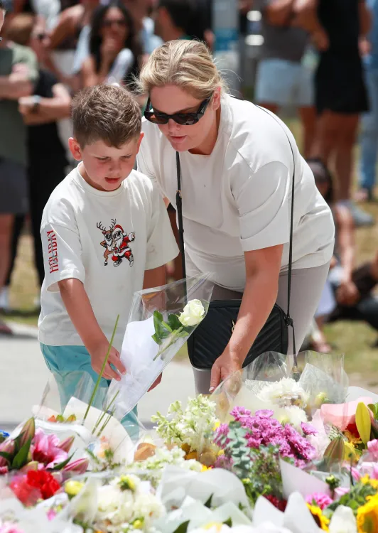 क्या बोंडी बीच ट्रेजेडी के अर्पित फूलों और खिलौनों को संरक्षित किया जाएगा?