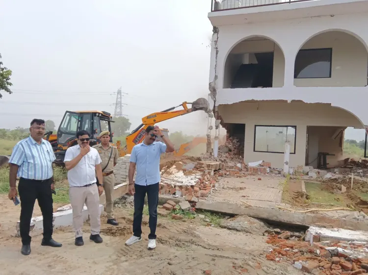 यमुना प्राधिकरण का बुलडोजर अभियान: अलीगढ़ के टप्पल में ₹450 करोड़ की अवैध कॉलोनियाँ ध्वस्त
