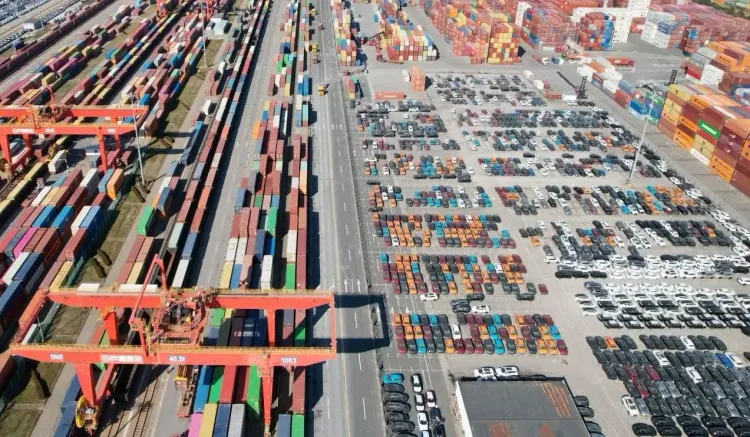 यांग्त्जी डेल्टा में समुद्री-रेल परिवहन का ऐतिहासिक कीर्तिमान, 10.06 लाख टीईयू पार