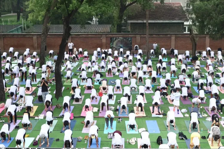 पेइचिंग में 12वाँ अंतरराष्ट्रीय योग दिवस: 'योग फॉर हेल्दी एजिंग' थीम पर भारतीय दूतावास में भव्य आयोजन