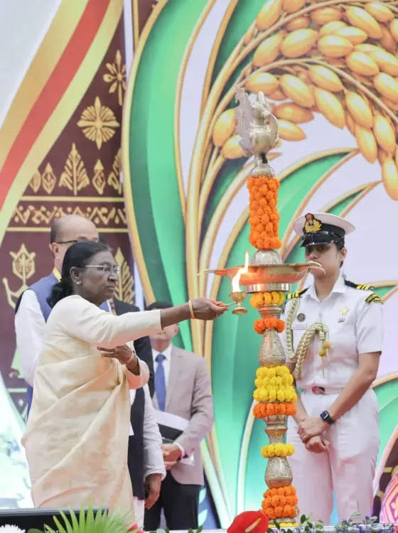 राष्ट्रपति द्रौपदी मुर्मु ने रायपुर में युवाओं से कहा — सफलता को समाज सेवा से जोड़ें, विकसित भारत बनाएं