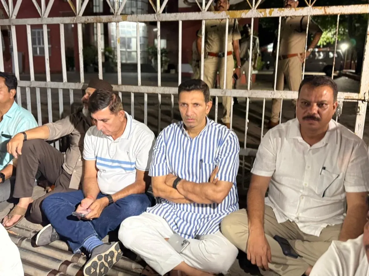 मीनाक्षी नटराजन का नामांकन रद्द: कांग्रेस नेताओं का रातभर धरना, दिग्विजय सिंह बोले — 'सरासर सीट चोरी'