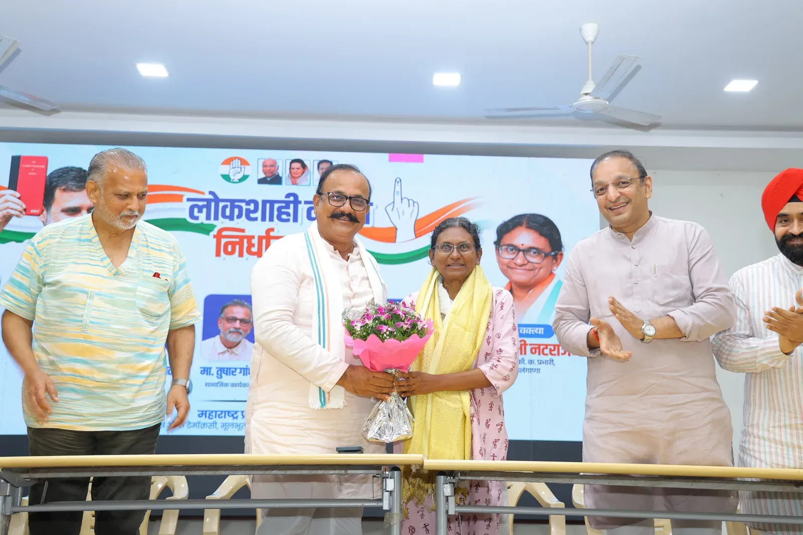 लोकतंत्र बचाओ रैली: मीनाक्षी नटराजन और तुषार गांधी ने मुंबई में सरकार पर साधा निशाना