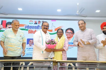 लोकतंत्र बचाओ रैली: मीनाक्षी नटराजन और तुषार गांधी ने मुंबई में सरकार पर साधा निशाना
