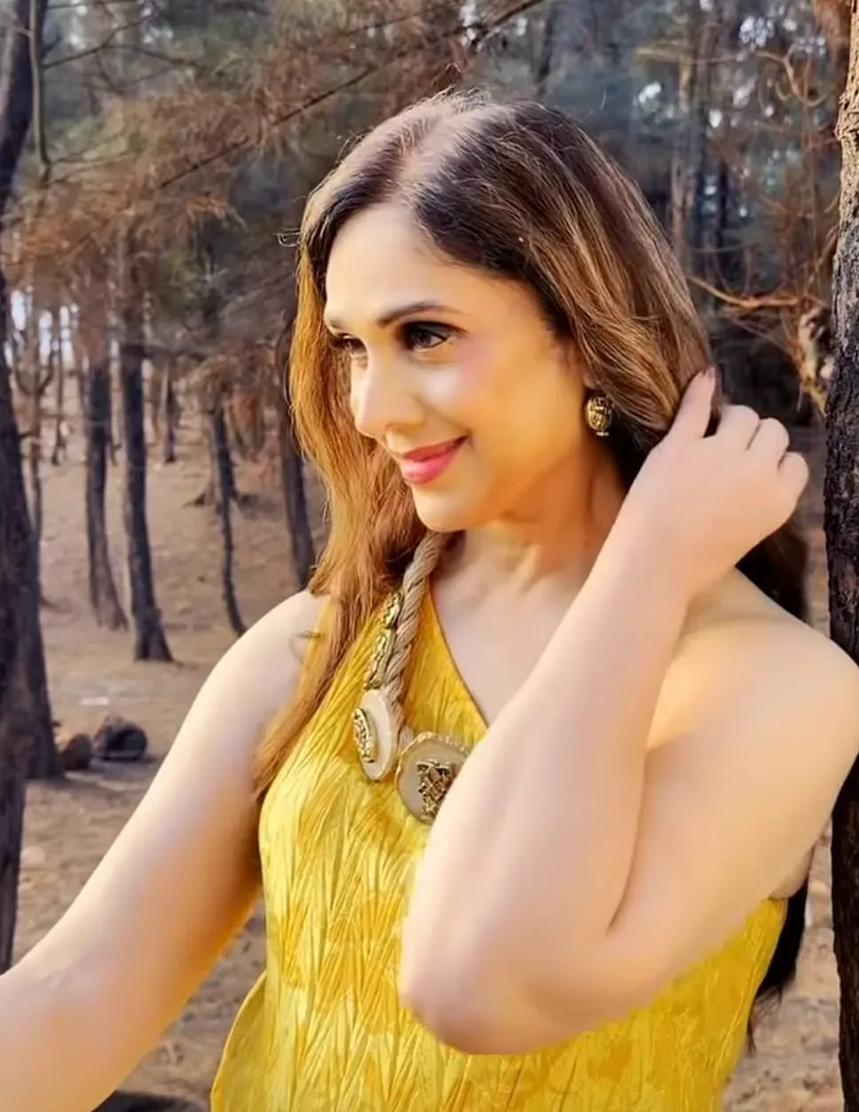 Meenakshi Seshadri recreates 'Shahenshah' song, 40 years on
