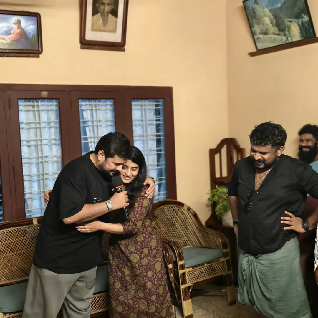 Meera Jasmine wraps shoot in Mohanlal's 'Athimanoharam'