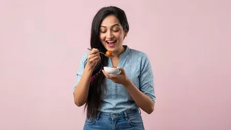 मीठा खाने का सही समय क्या है? गलत वक्त पर मिठाई बढ़ा सकती है ब्लड शुगर और वजन