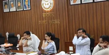 मुरादाबाद: बैठक में कुर्सी पर बैठकर योग करते दिखे डीएम राजेंद्र पेंसिया और अन्य अधिकारी, वीडियो वायरल
