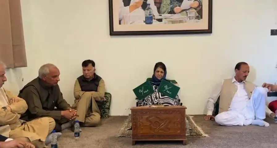 महबूबा मुफ़्ती की श्रीनगर में वरिष्ठ PDP नेताओं संग बैठक, J&K के राजनीतिक हालात पर मंथन