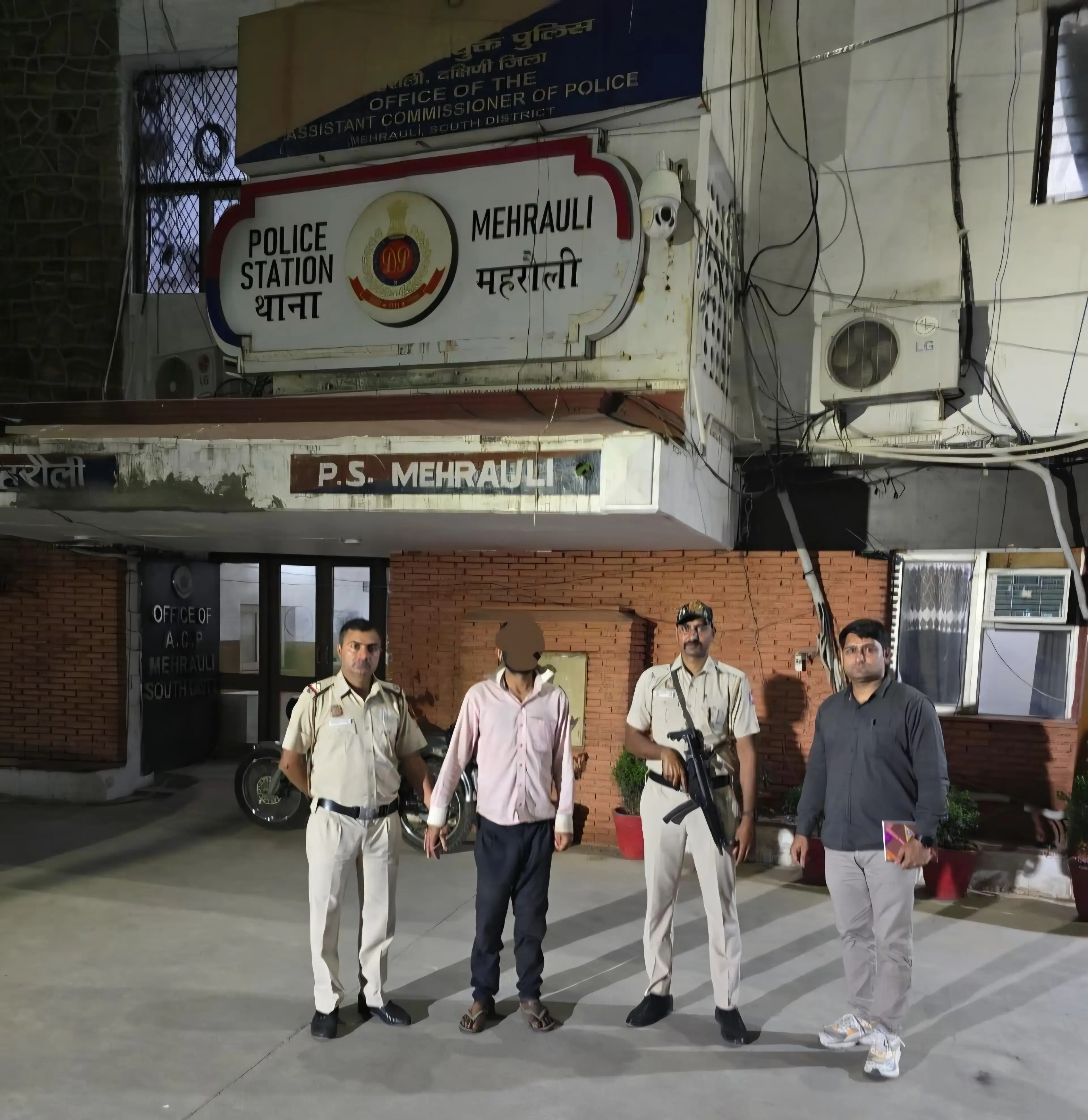 दिल्ली में राहगीर से लूट की कोशिश: दो नाबालिग हिरासत में, एक आरोपी गिरफ्तार