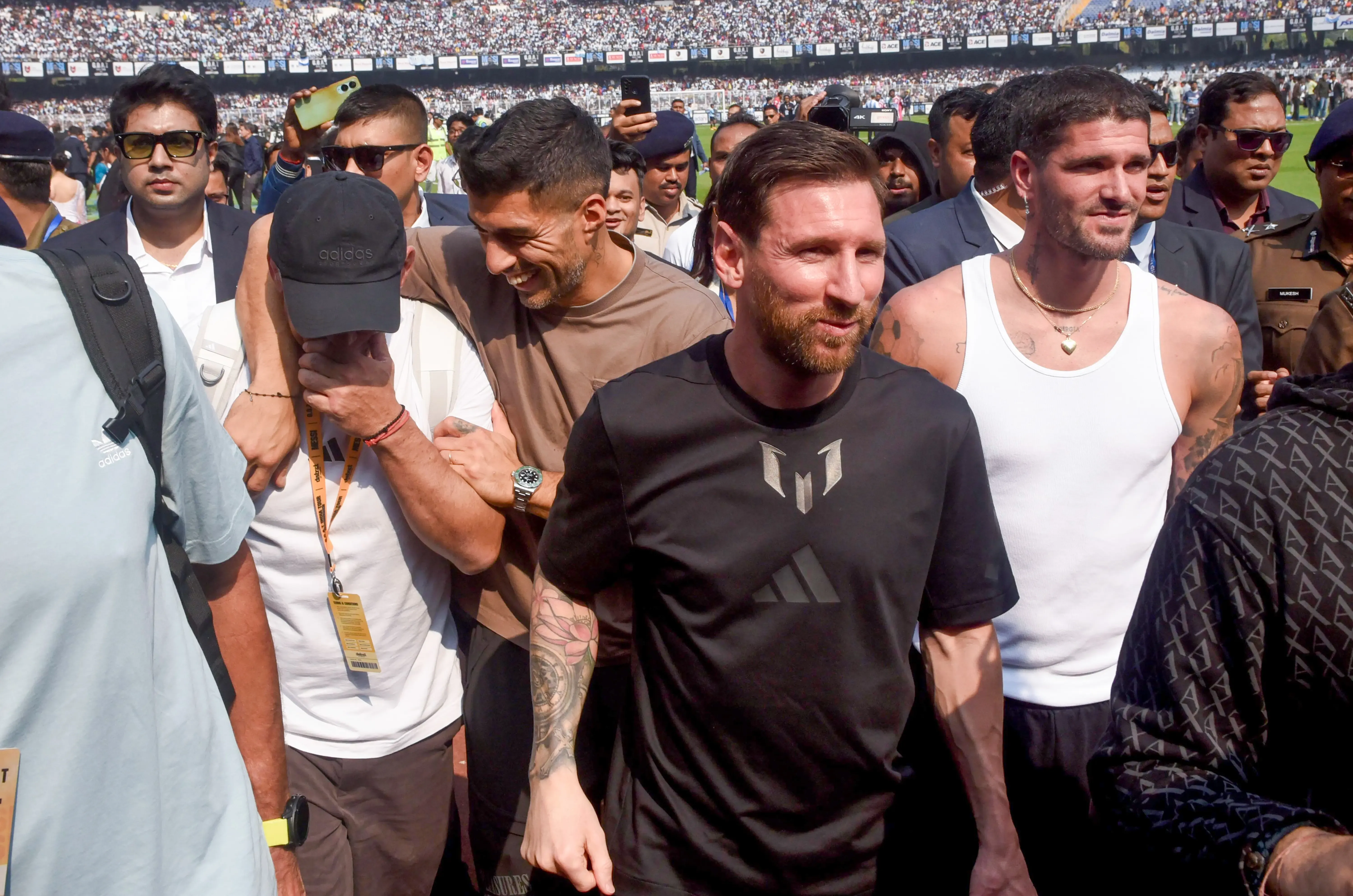 क्या मेसी इवेंट से पहले हुए मैच में रेफरी की भूमिका पर सवाल उठ रहे हैं?