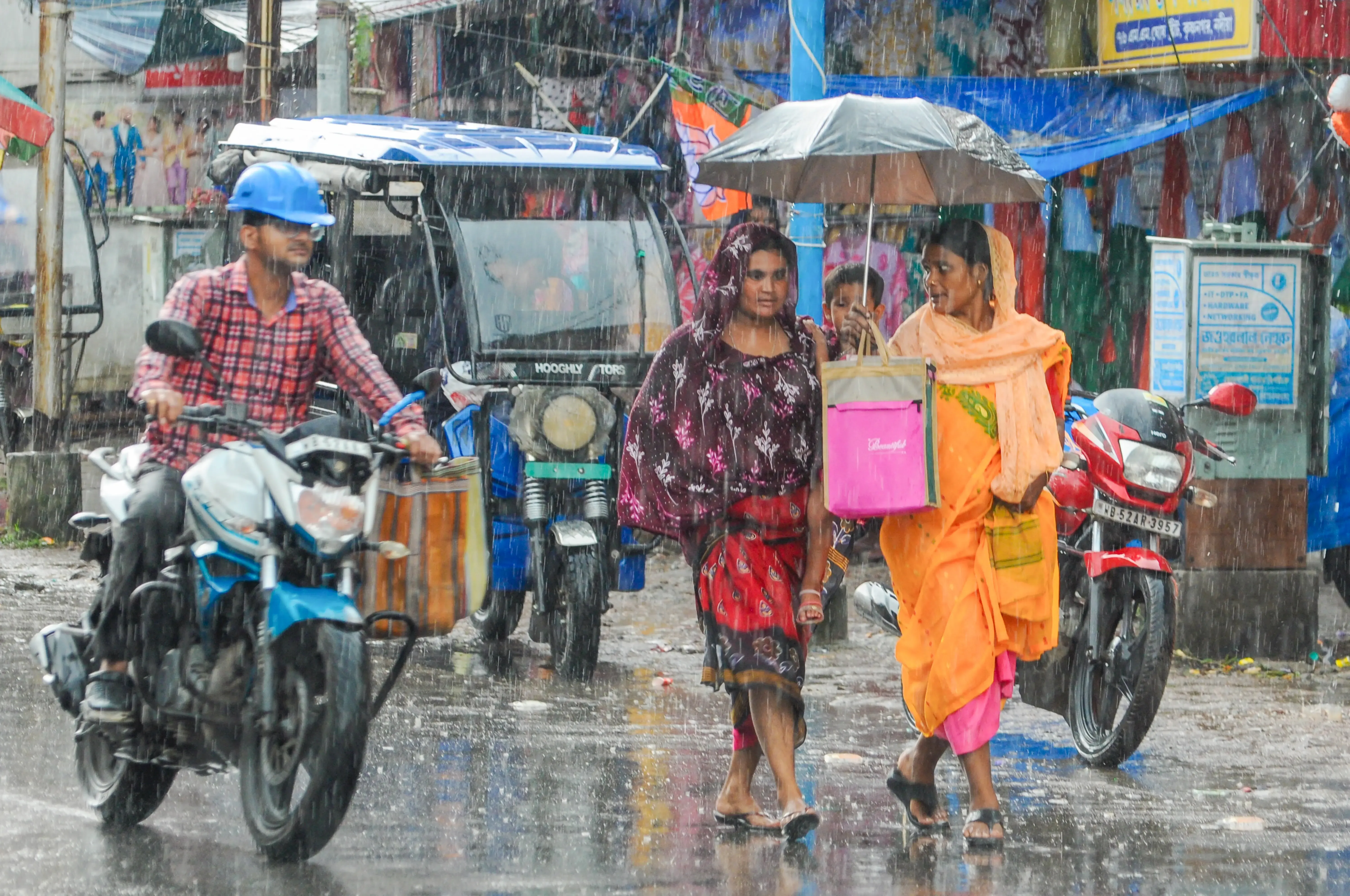 Why is the Met Office Issuing an Orange Alert for Heavy Rain in Various Bengal Districts?
