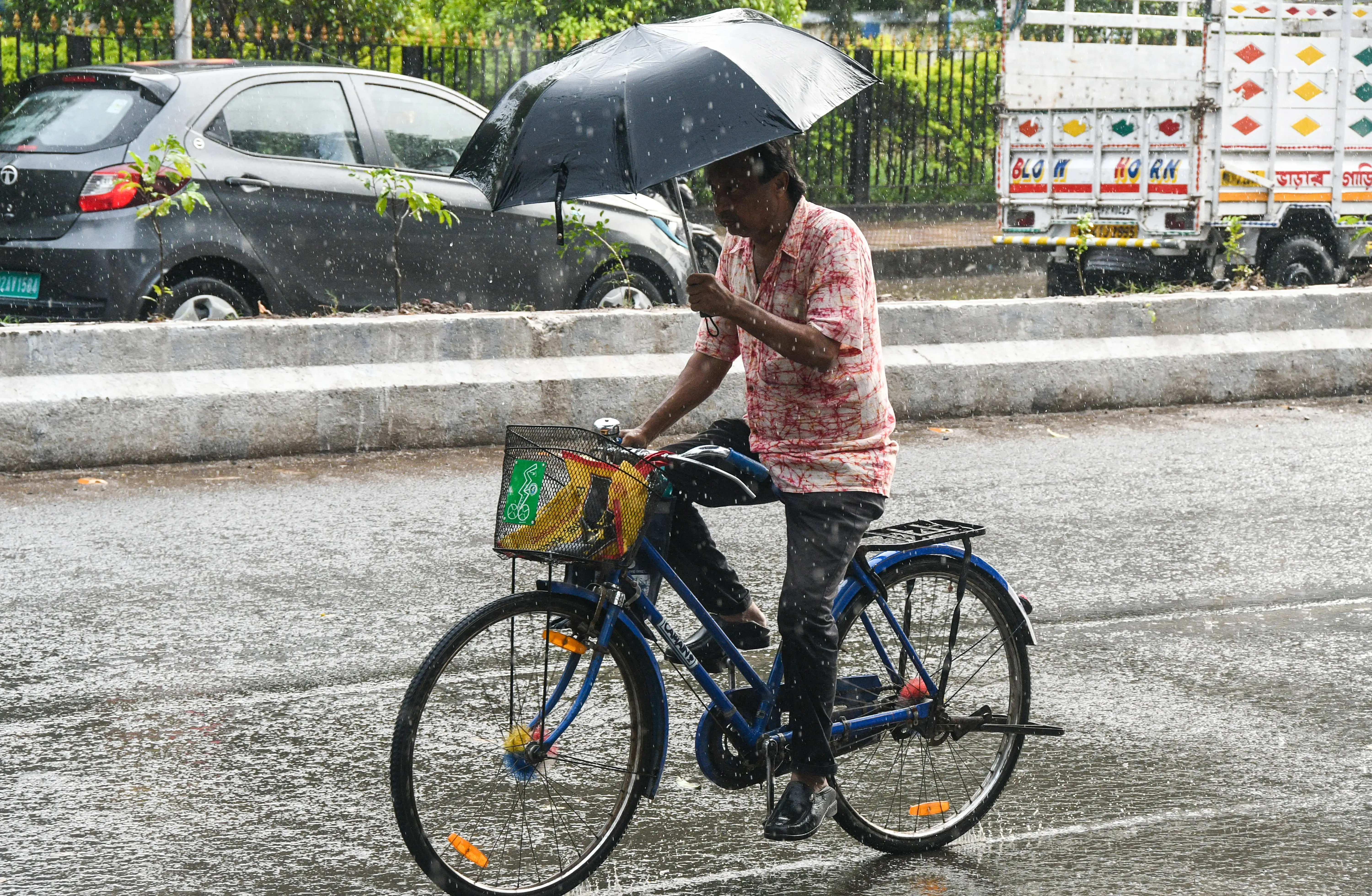 Will the Met Office's Rain Prediction Impact Festivities in Kolkata?
