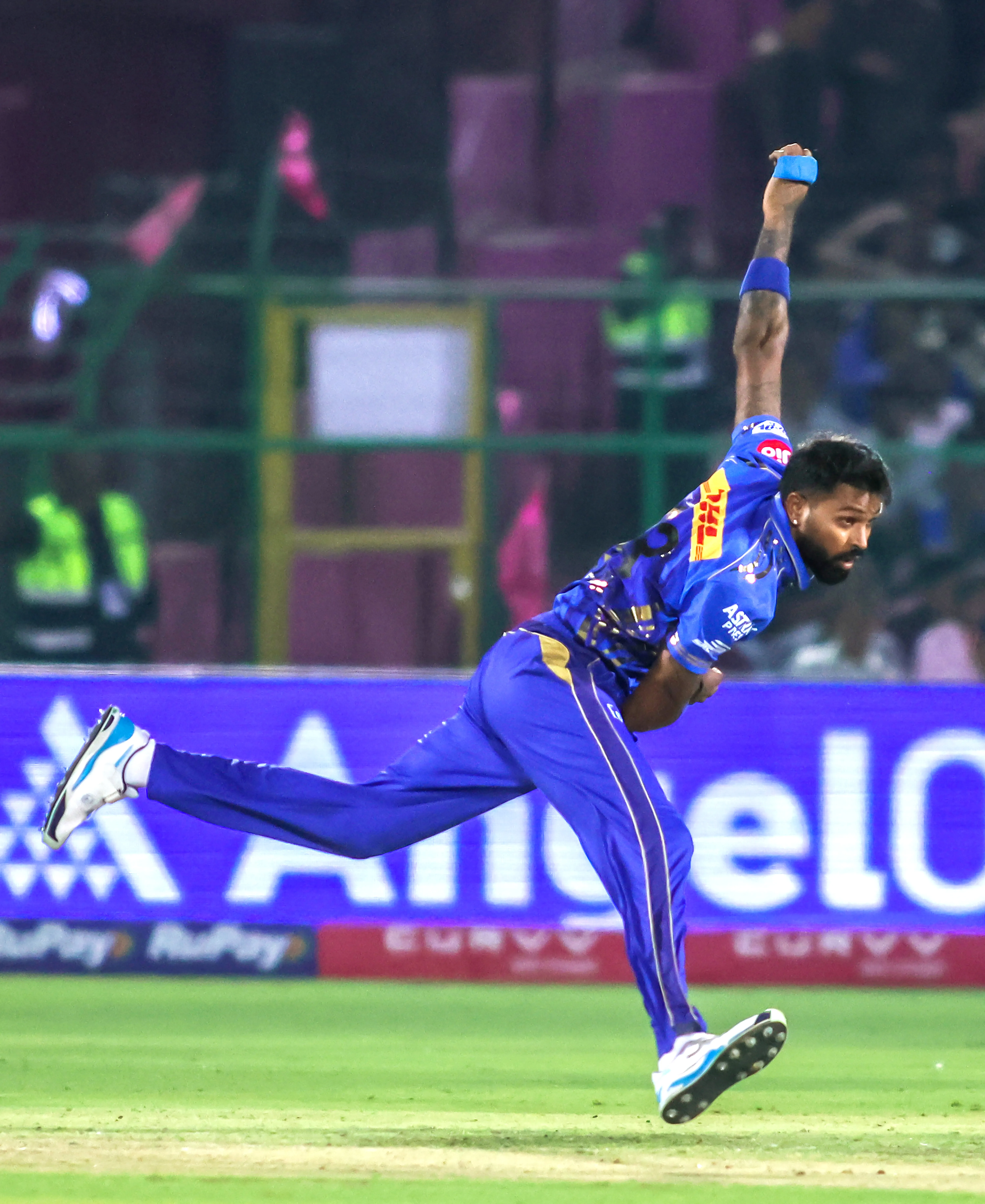 What penalties did MI skipper Hardik and GT coach Nehra face for IPL code of conduct violations?