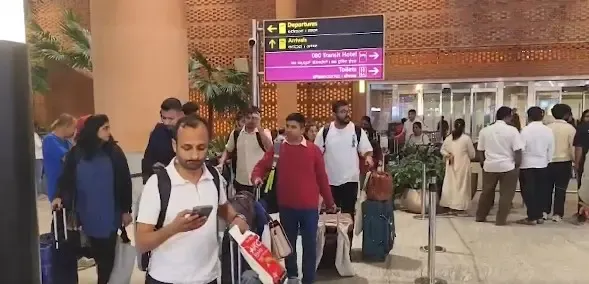 संघर्ष के बीच अबू धाबी से भारतीय यात्रियों को लेकर बेंगलुरु पहुंची फ्लाइट