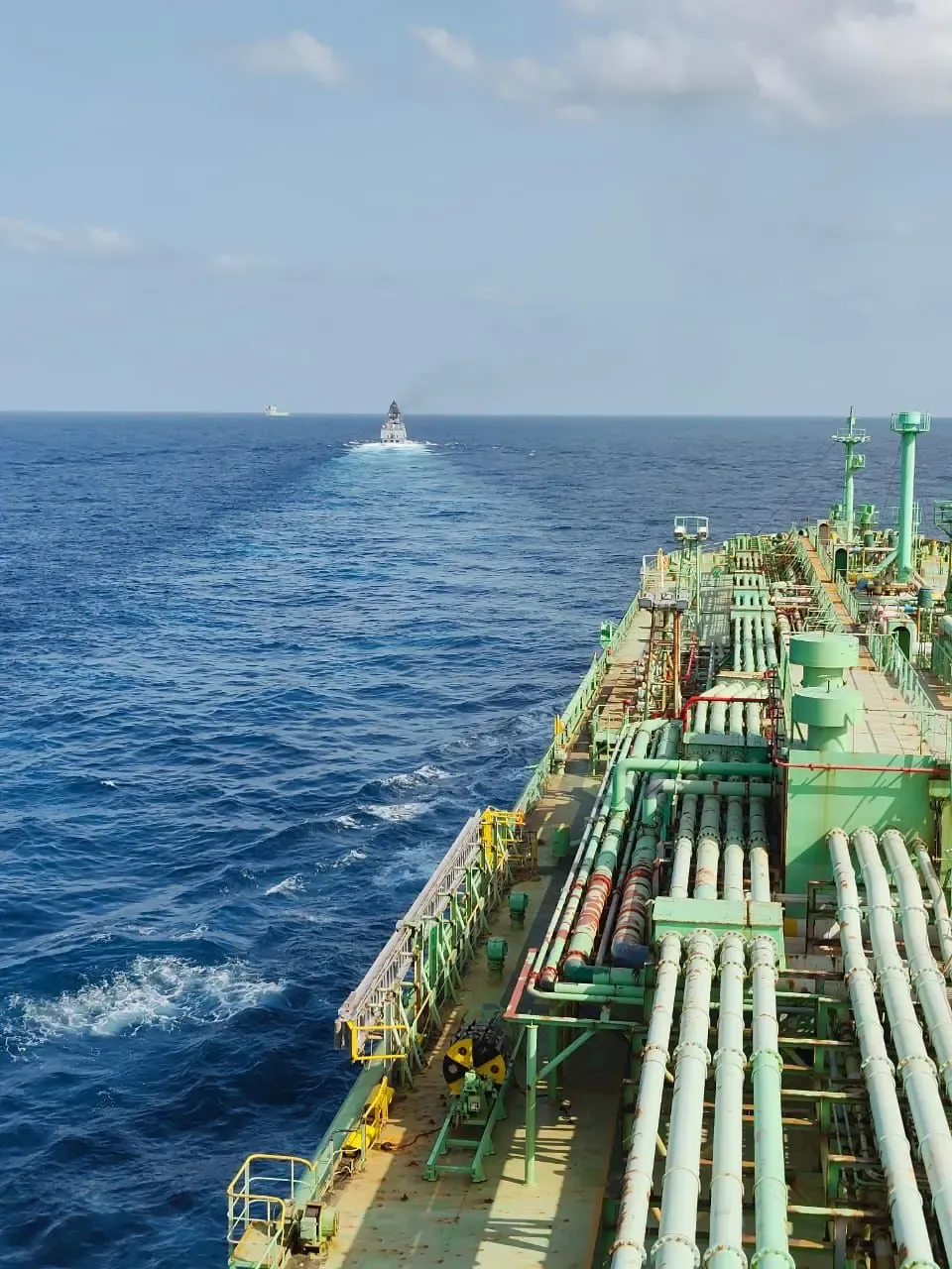 मिडिल ईस्ट संघर्ष: 'हॉर्मूज' के बाद 'बाब-अल-मंदेब' पर बढ़ता संकट, इंडियन नेवी अलर्ट