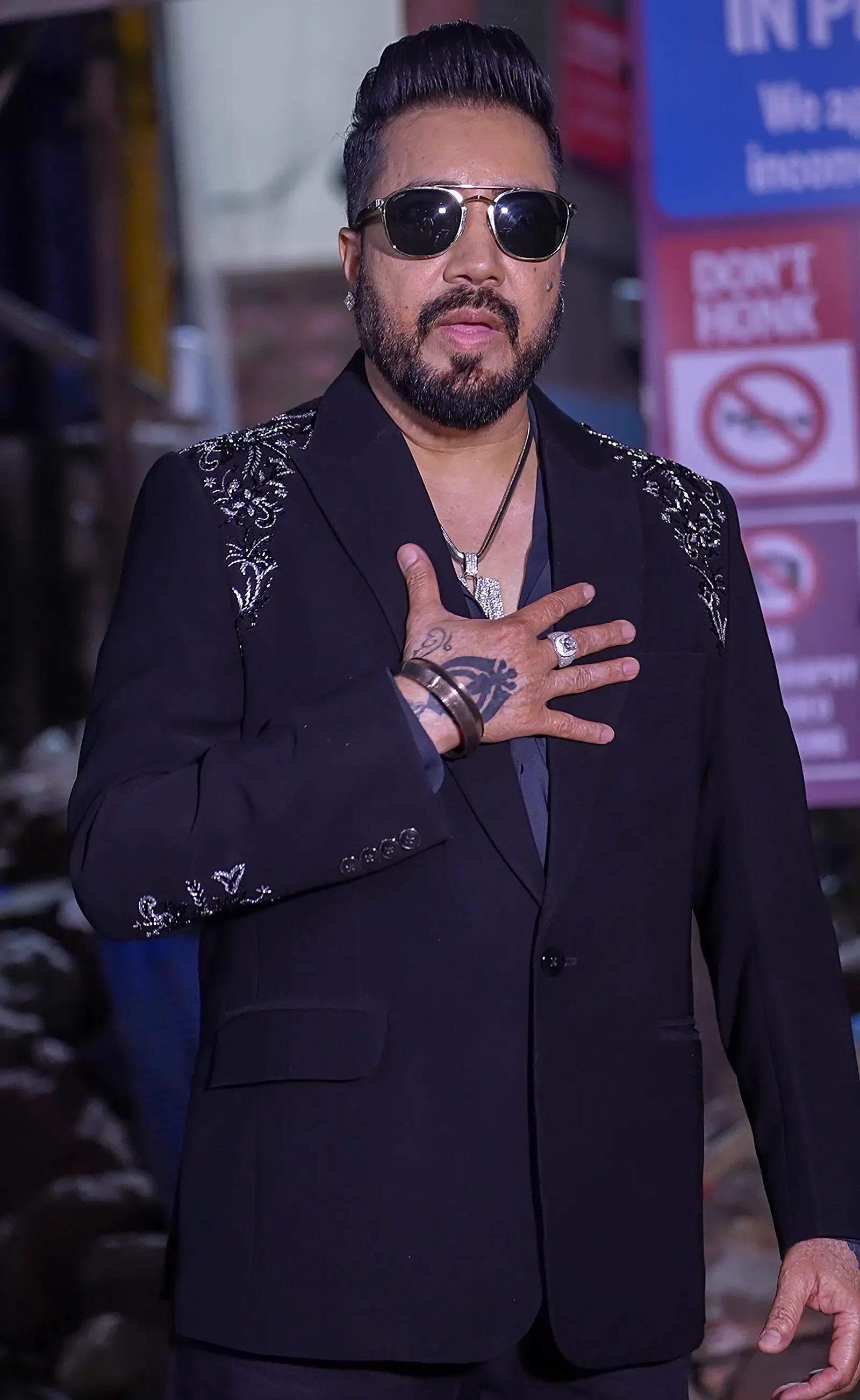 Mika Singh reveals Daler Mehndi pranked him into thinking Big B was calling