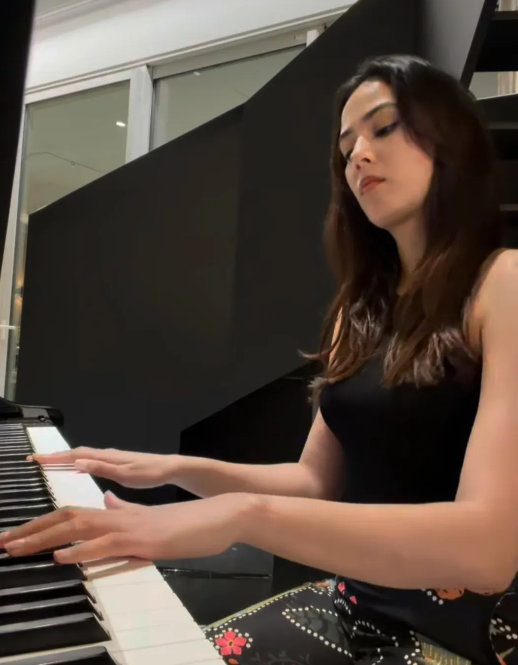 Mira Rajput Stuns Fans Playing 'Hum Tum' on Piano — Watch
