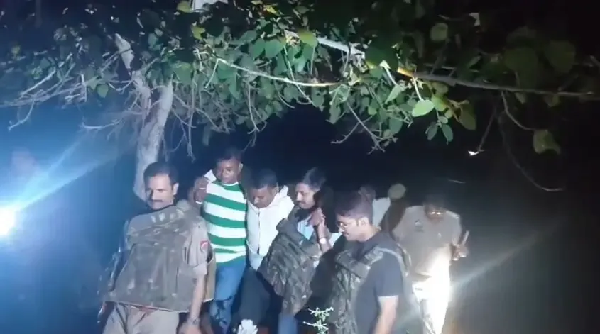 मिर्जापुर में गो-तस्करी: पुलिस मुठभेड़ में दो तस्कर घायल व गिरफ्तार, 45 गोवंश बरामद