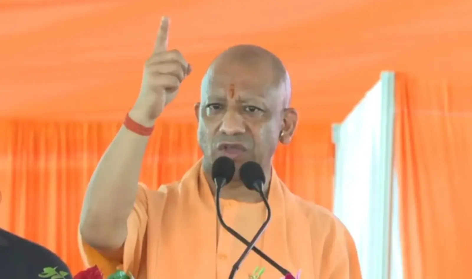 मीरजापुर शिक्षक सम्मेलन में CM योगी का विपक्ष पर तीखा प्रहार: 'सैफई सिंडिकेट का था नौकरियों पर कब्जा'