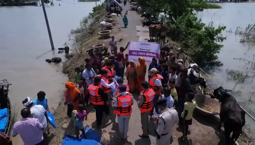 बिहार बाढ़: अदाणी फाउंडेशन के 'मिशन राहत' से 2,000+ परिवारों को राहत, CM ने ₹579 करोड़ DBT से जारी किए
