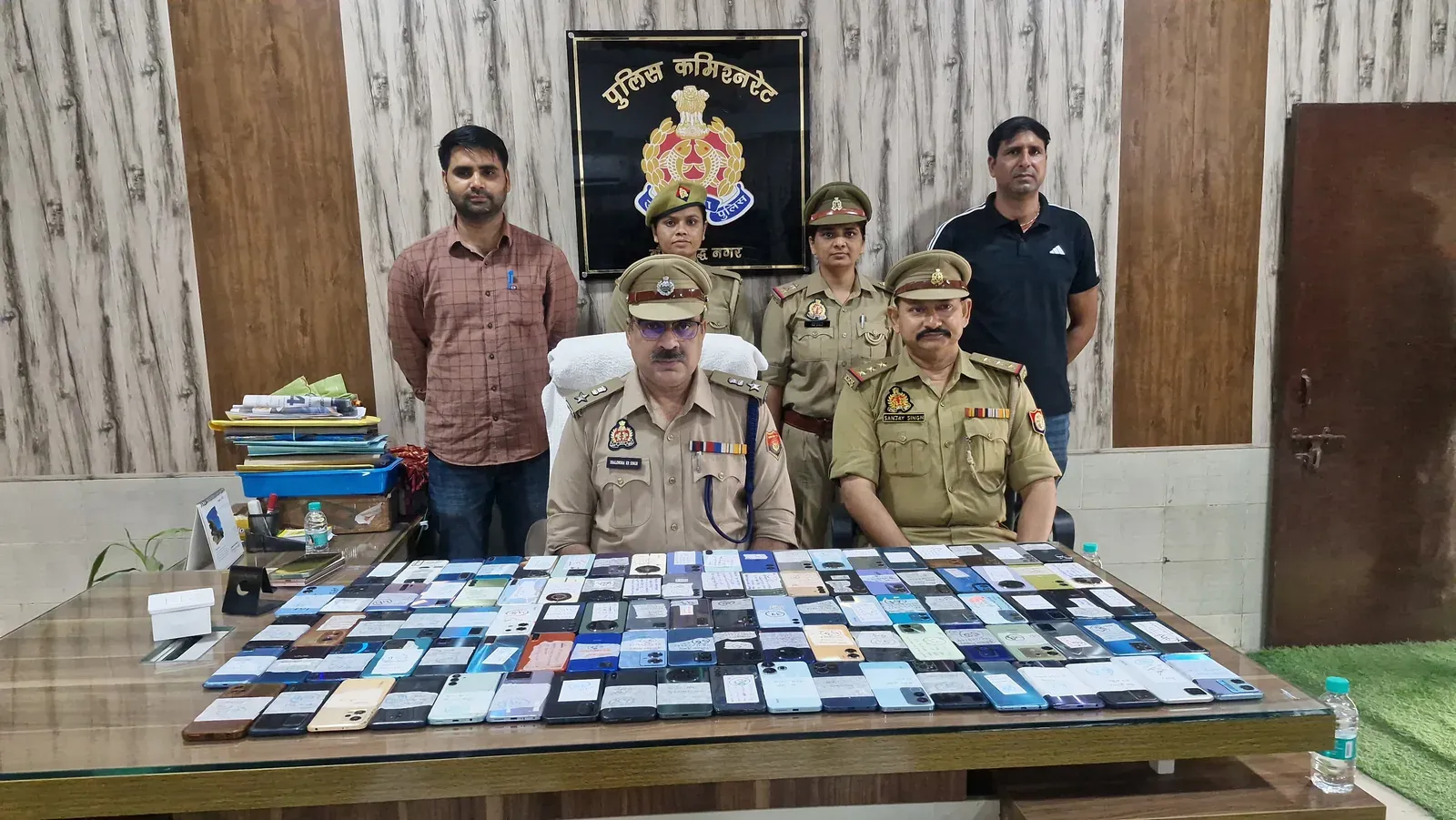 नोएडा 'मिशन सहयोग': ₹35 लाख के 101 गुम स्मार्टफोन बरामद, मालिकों को लौटाए
