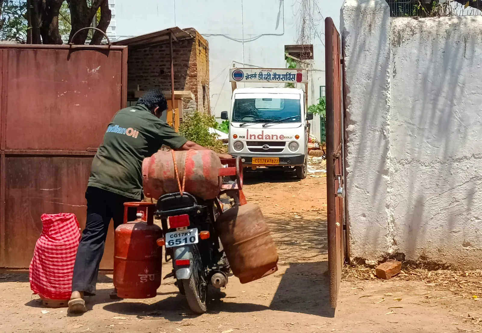 Ujjwala LPG subsidy cut from 9 to 4 cylinders: Hardeep Puri cites misuse