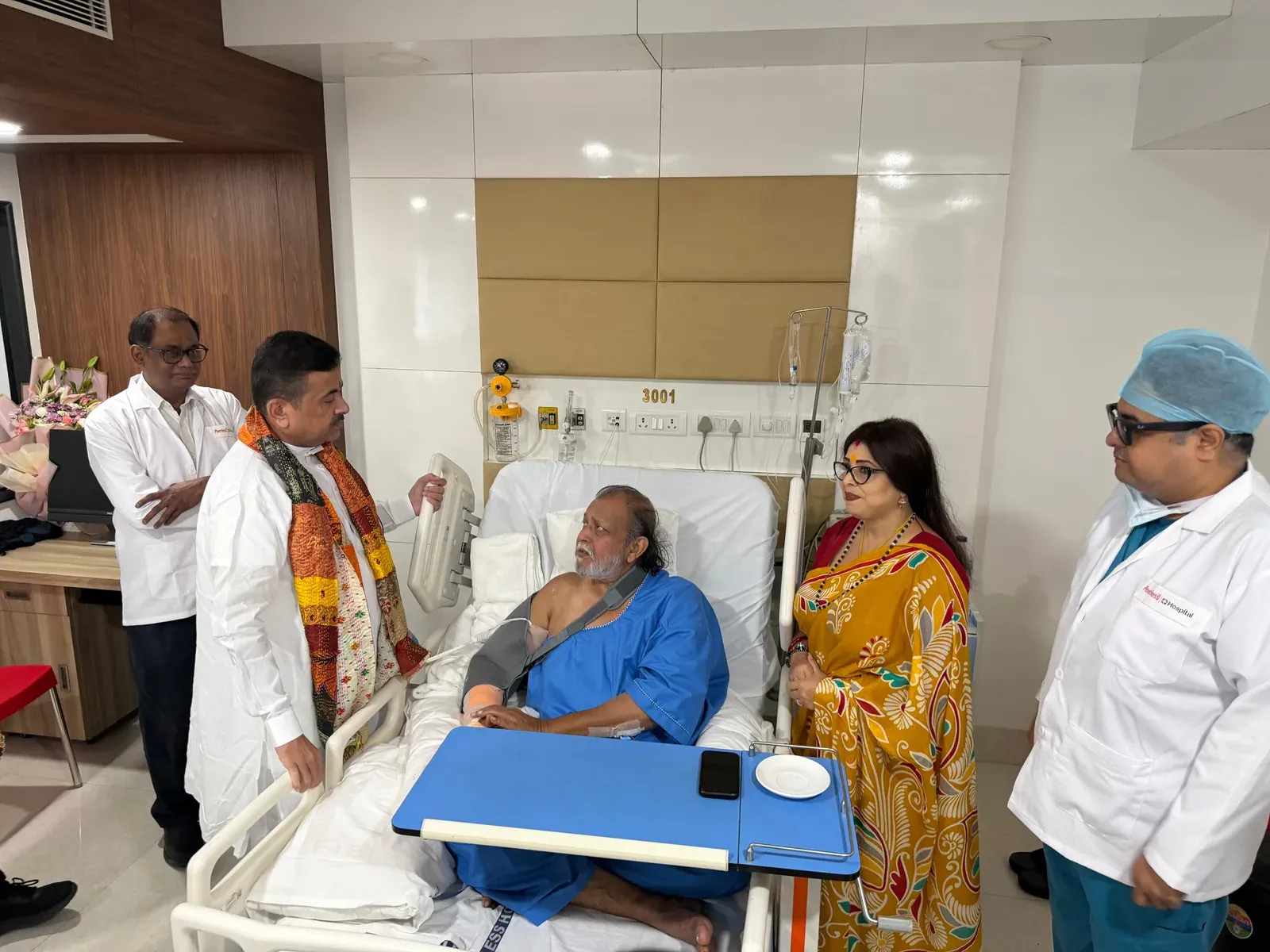 मिथुन चक्रवर्ती का सफल ऑपरेशन, सुवेंदु अधिकारी ने कोलकाता अस्पताल में की मुलाकात