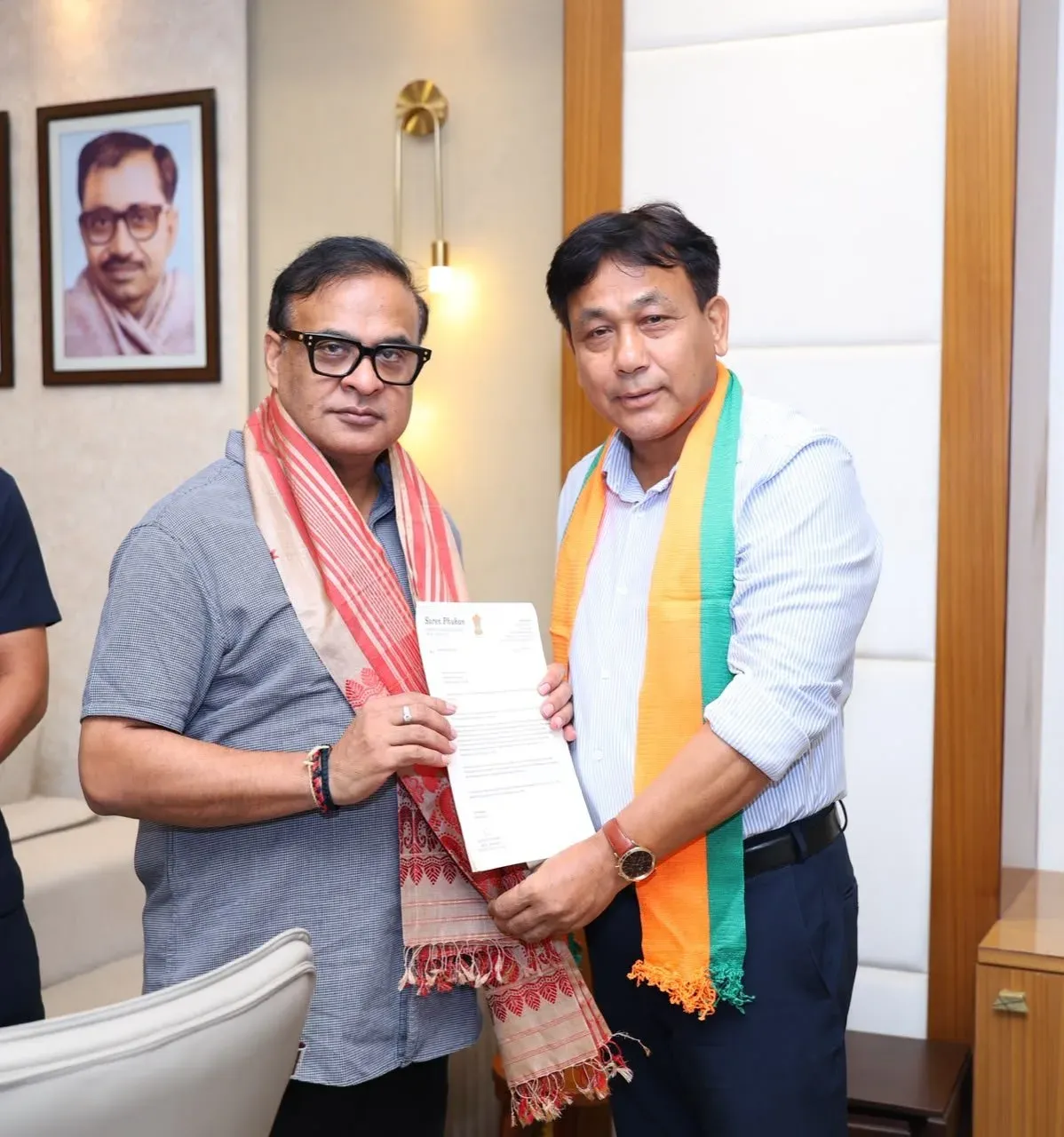 MLA Suren Phukan Calls on CM Himanta at Vajpayee Bhawan