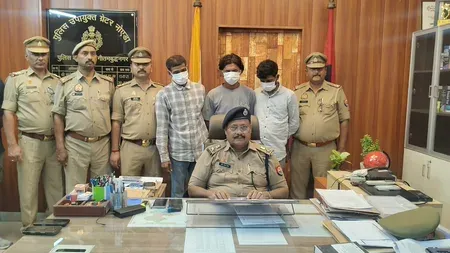ग्रेटर नोएडा में मोबाइल चोर गिरोह गिरफ्तार: 100 सील पैक IQOO फोन बरामद, मास्टरमाइंड फरार